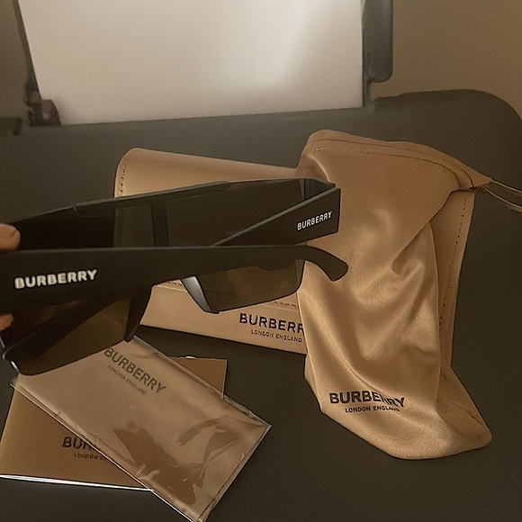 Burberry One Size Fits All Male or Female Originally for men - Picture 2 of 2